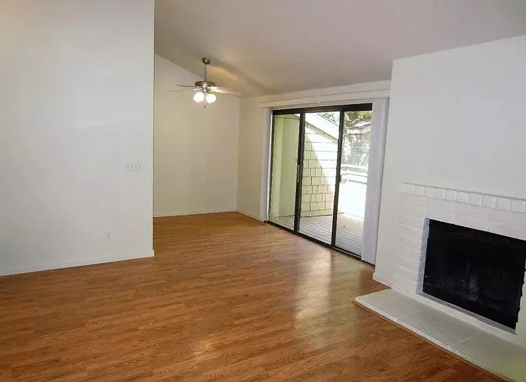 Great 1 Bedroom, 1 Bath Upstairs End Unit In Terrace Villa photo 3