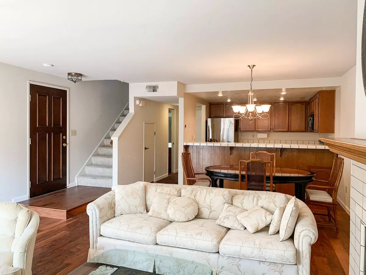 2047 Wente Pl photo 3