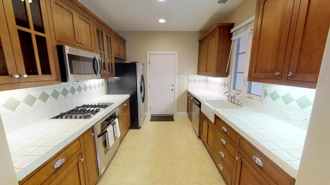 1194 Campbell Ave photo 4