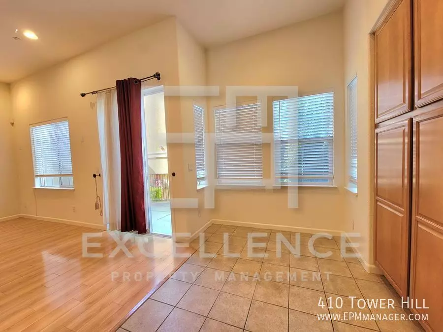 410 Tower Hl photo 2