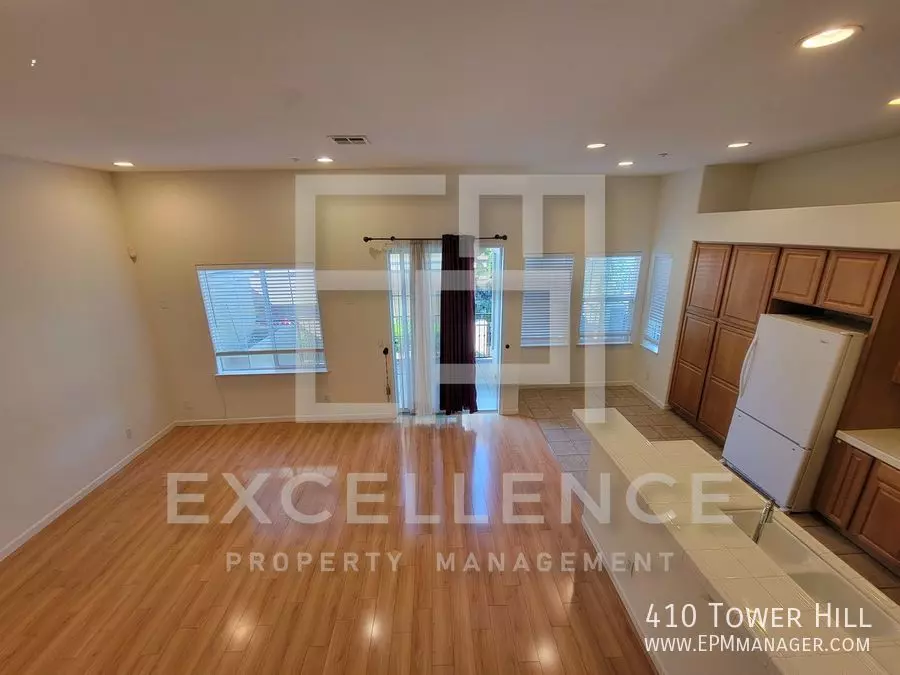 410 Tower Hl photo 4
