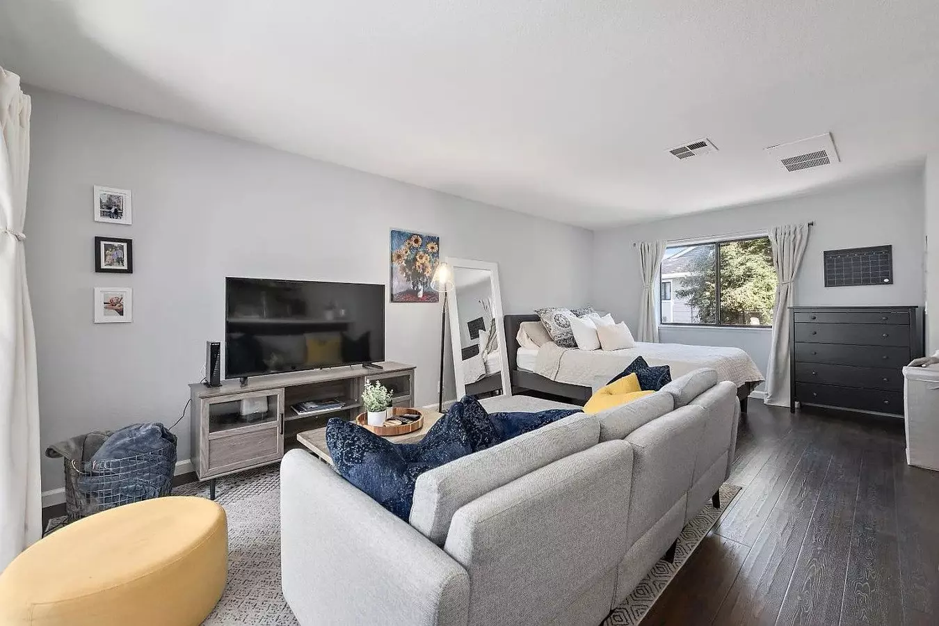 The Perfect Studio With A Garage! photo 4