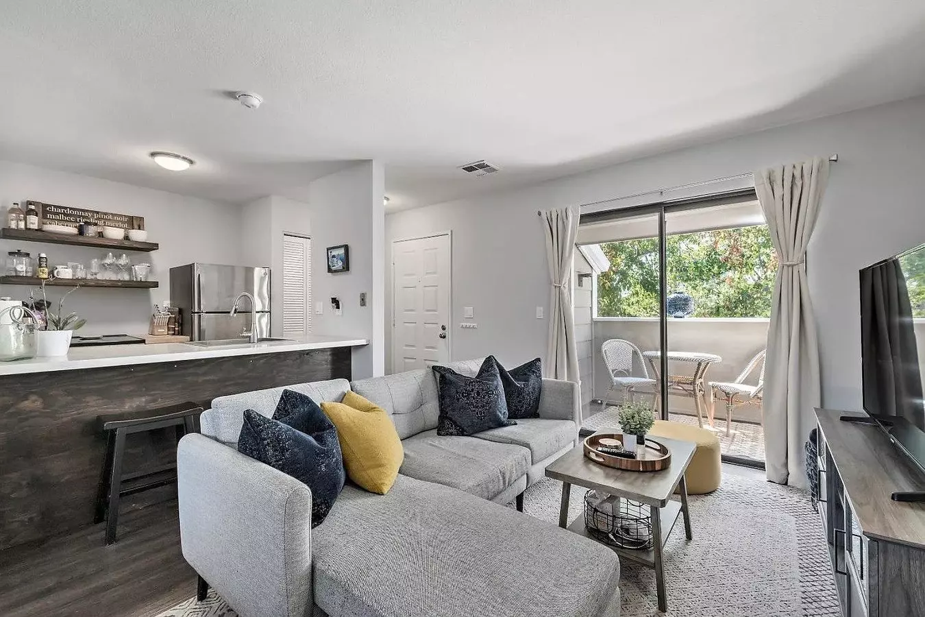 The Perfect Studio With A Garage! photo 2