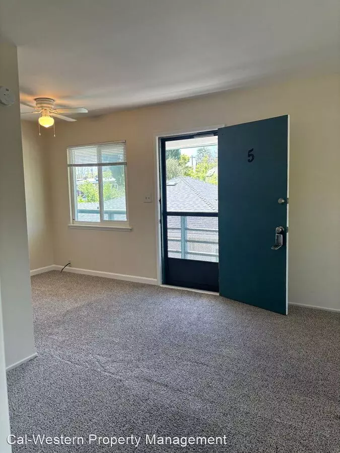 ~TOP FLOOR 1 BEDROOM IN ROSE GARDEN AREA~ photo 4
