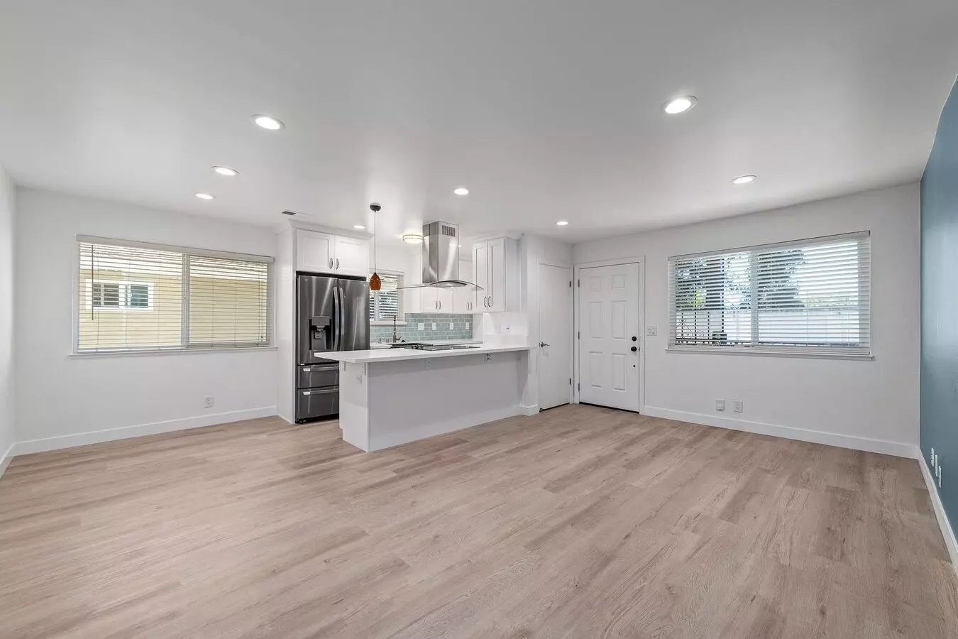 Upstairs 2 Bedroom 1 Bathroom Condo! photo 4