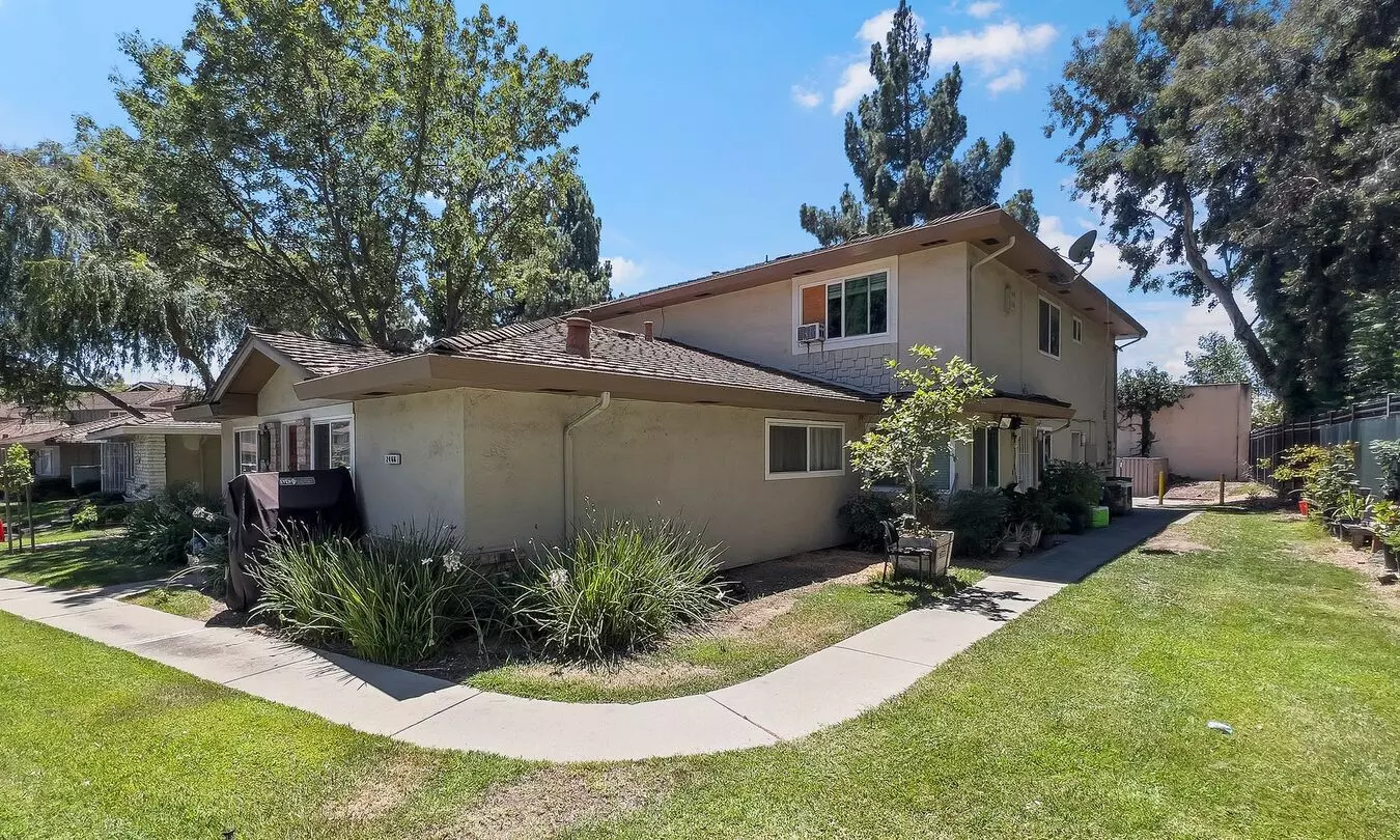 Upstairs 2 Bedroom 1 Bathroom Condo! photo 2