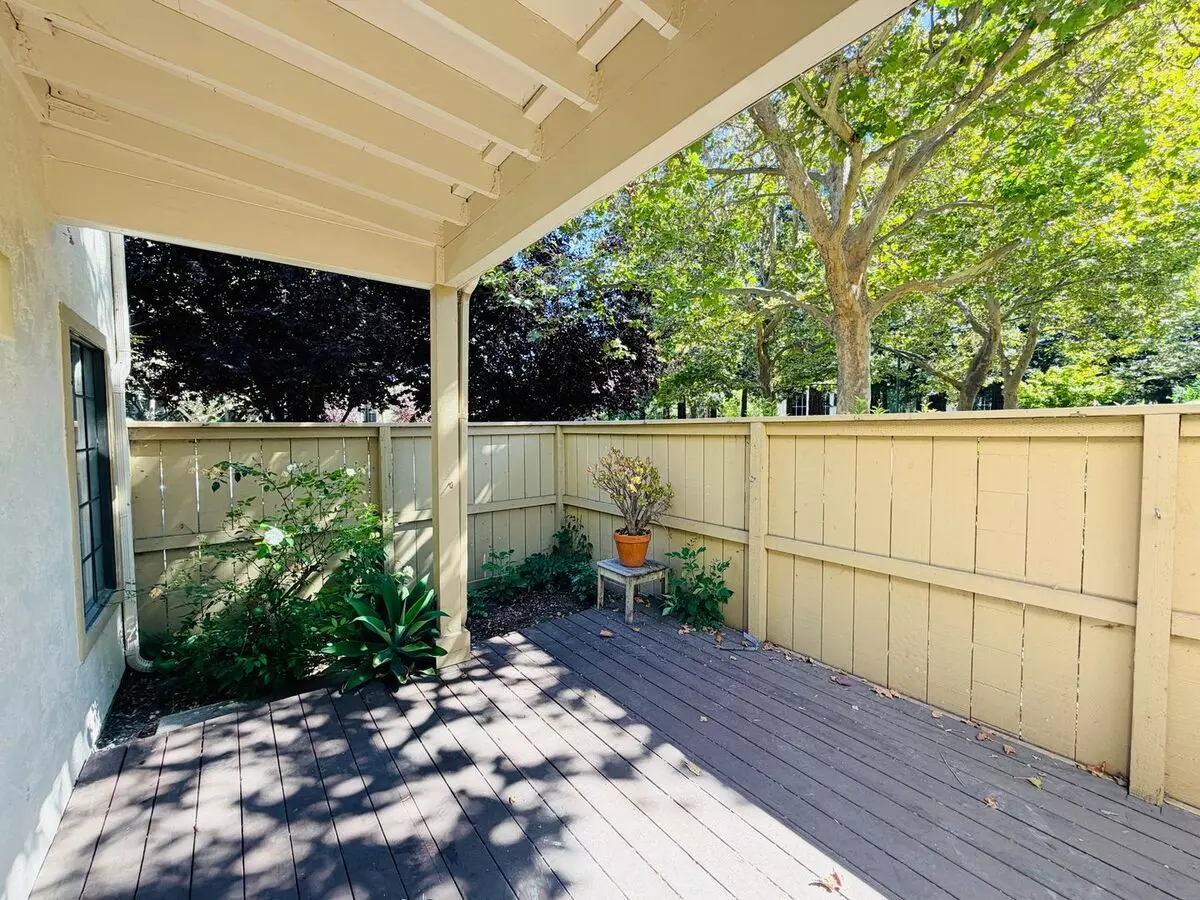 2040 Donovan Ct photo 2