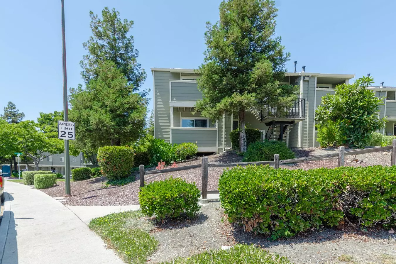 2014 Castlebury Dr photo 2