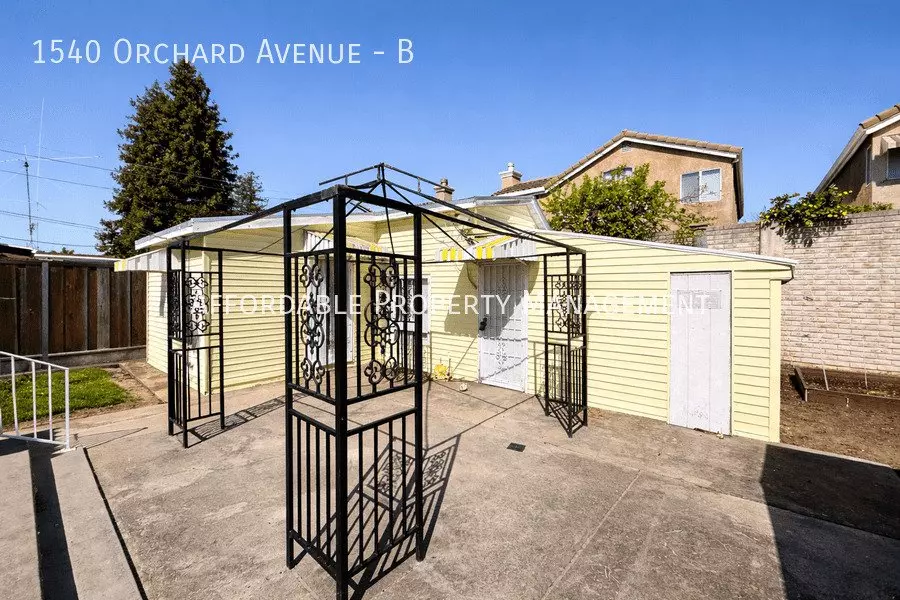 1540 Orchard Ave photo 2