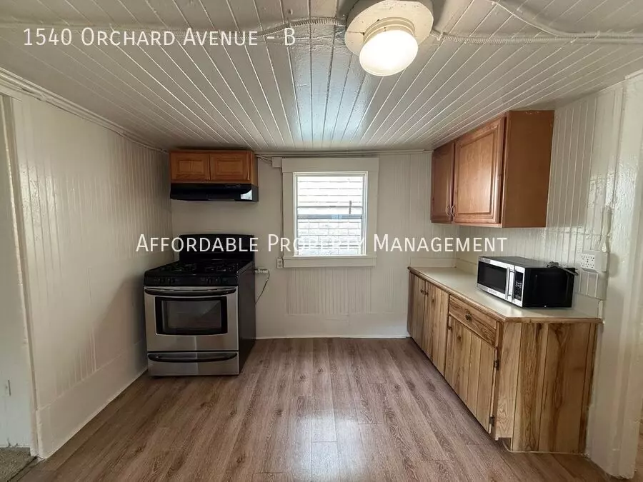 1540 Orchard Ave photo 3