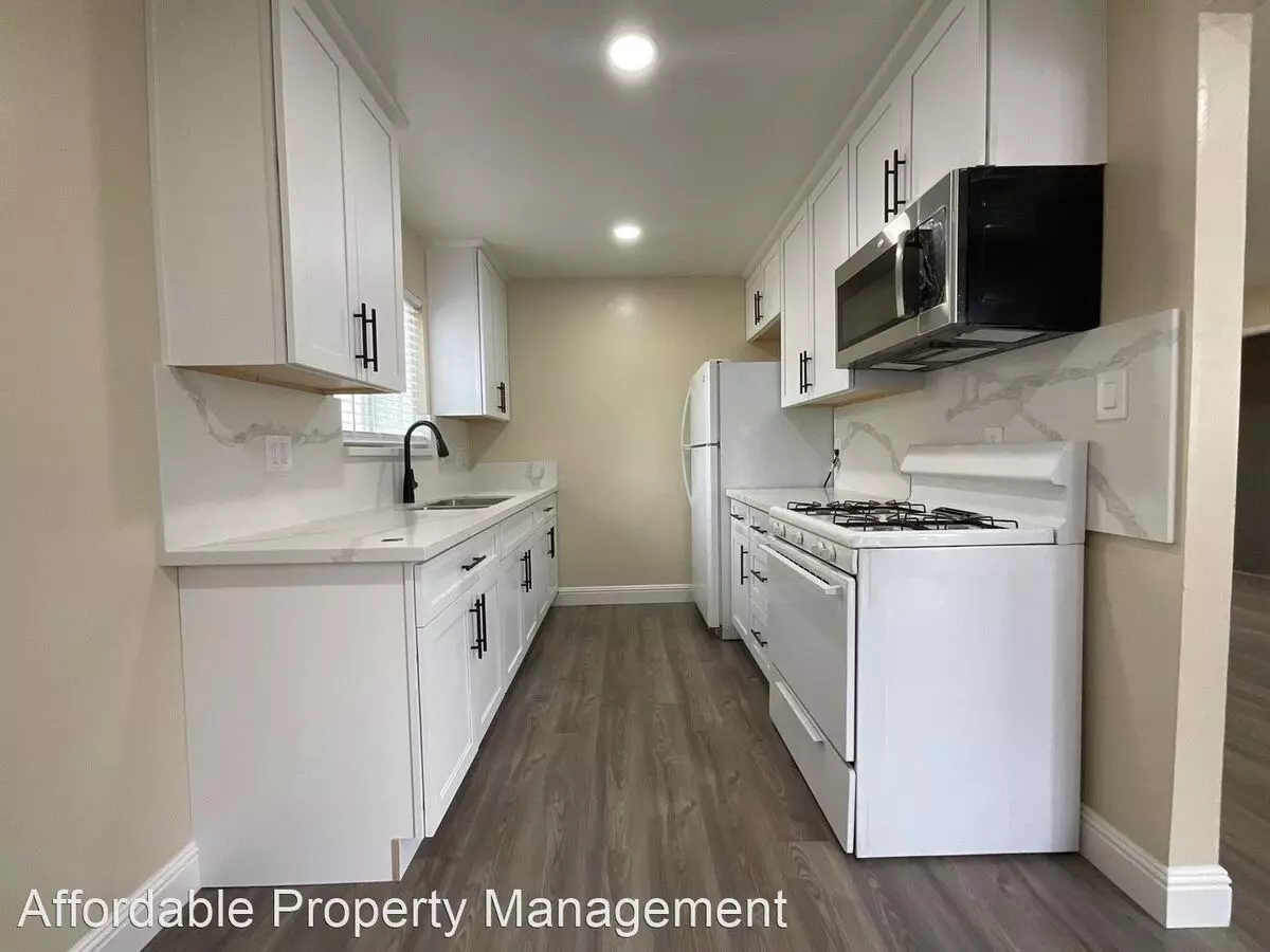 2013-2015 Fairway Dr photo 4