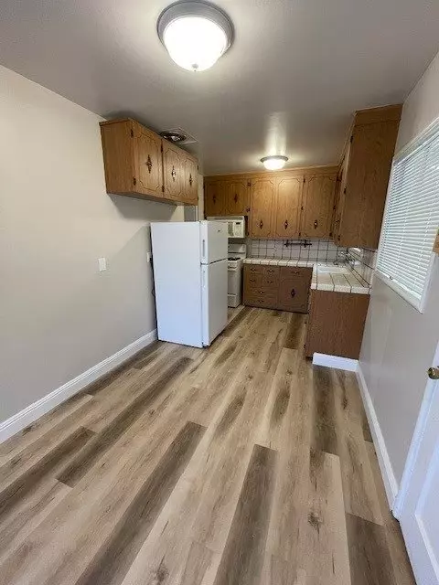 883 Kenyon Ave photo 2