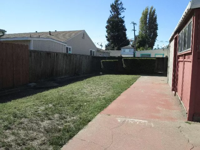 990 Manor Blvd photo 4