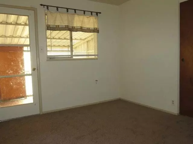 990 Manor Blvd photo 5