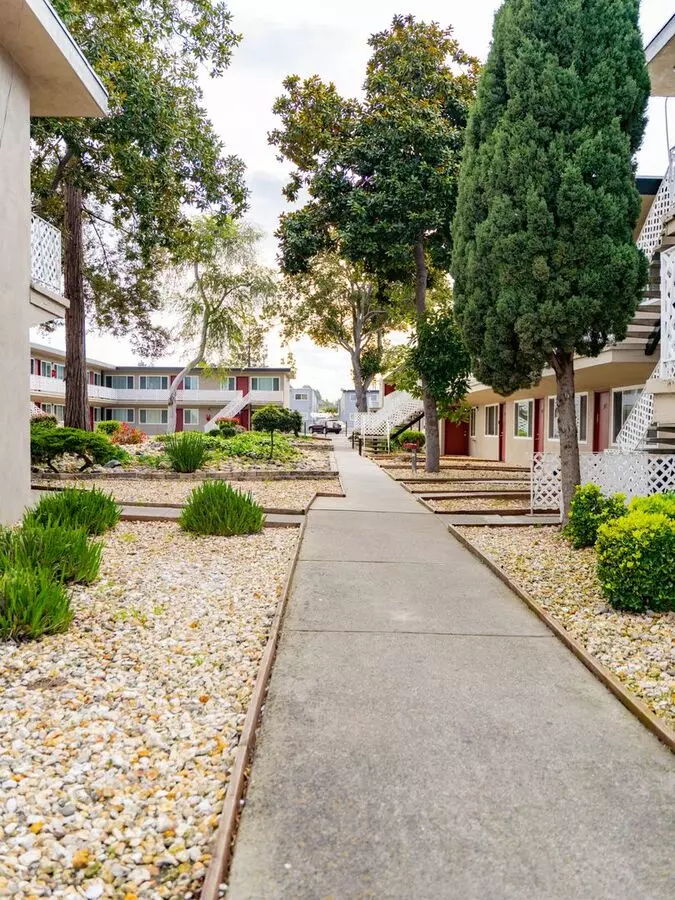 KENTWOOD APTS. photo 3