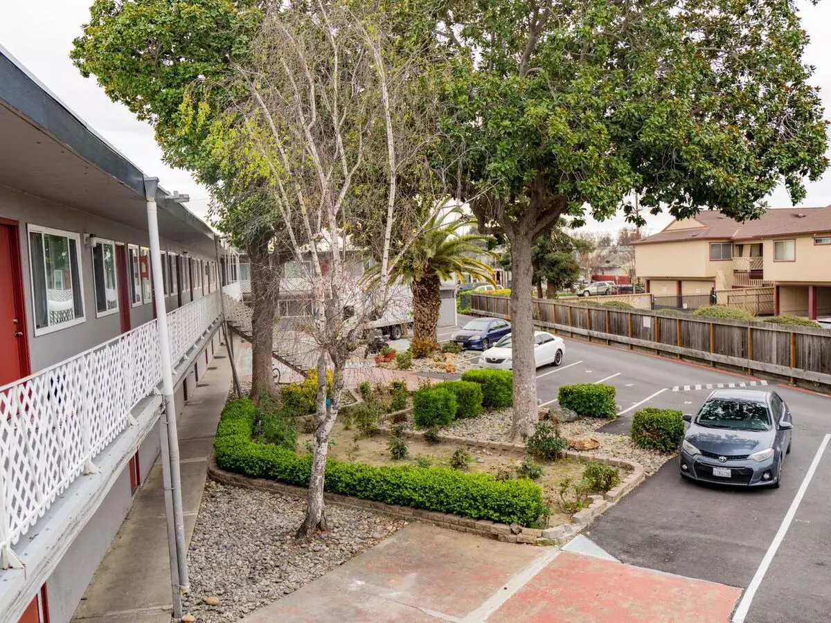 MONTAIR APTS. photo 5