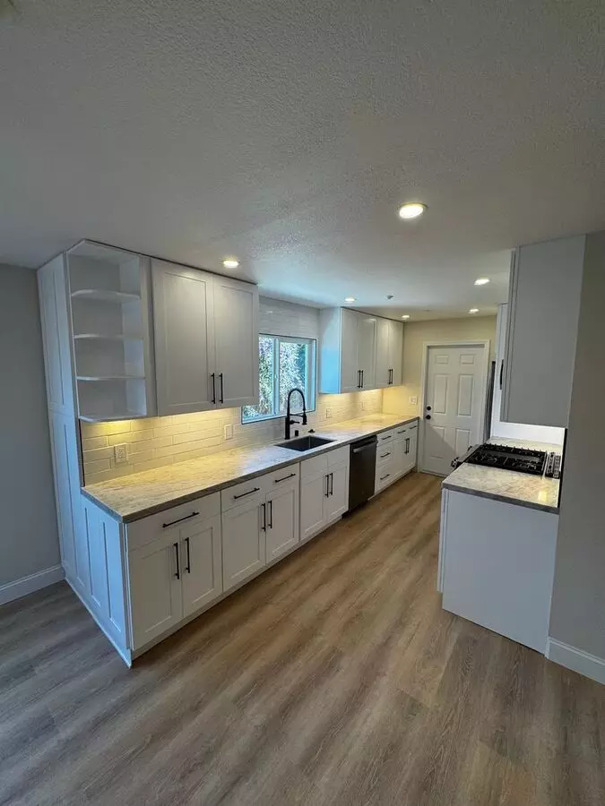 606 E Santa Inez photo 2