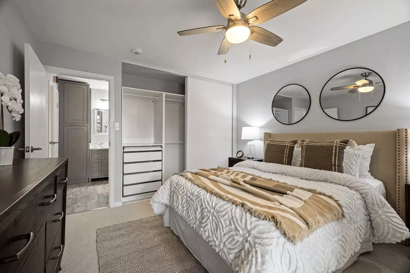Fully Updated With Balcony &amp; Resort-style Woodlake Amenities photo 3