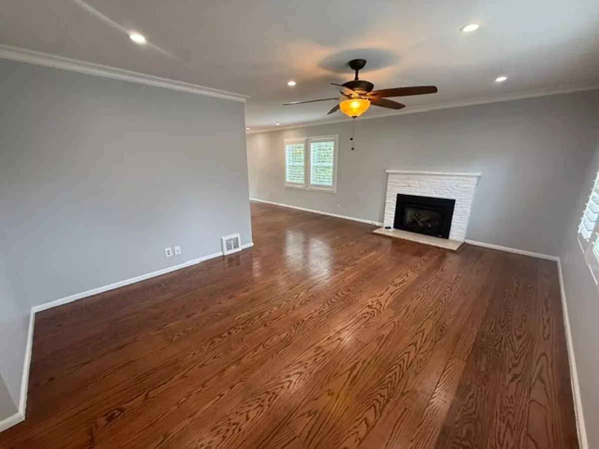 3824 Fernwood St photo 2