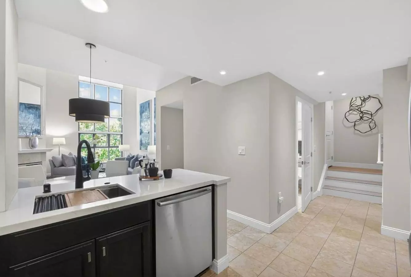 Exquisite Downtown San Mateo Living photo 2