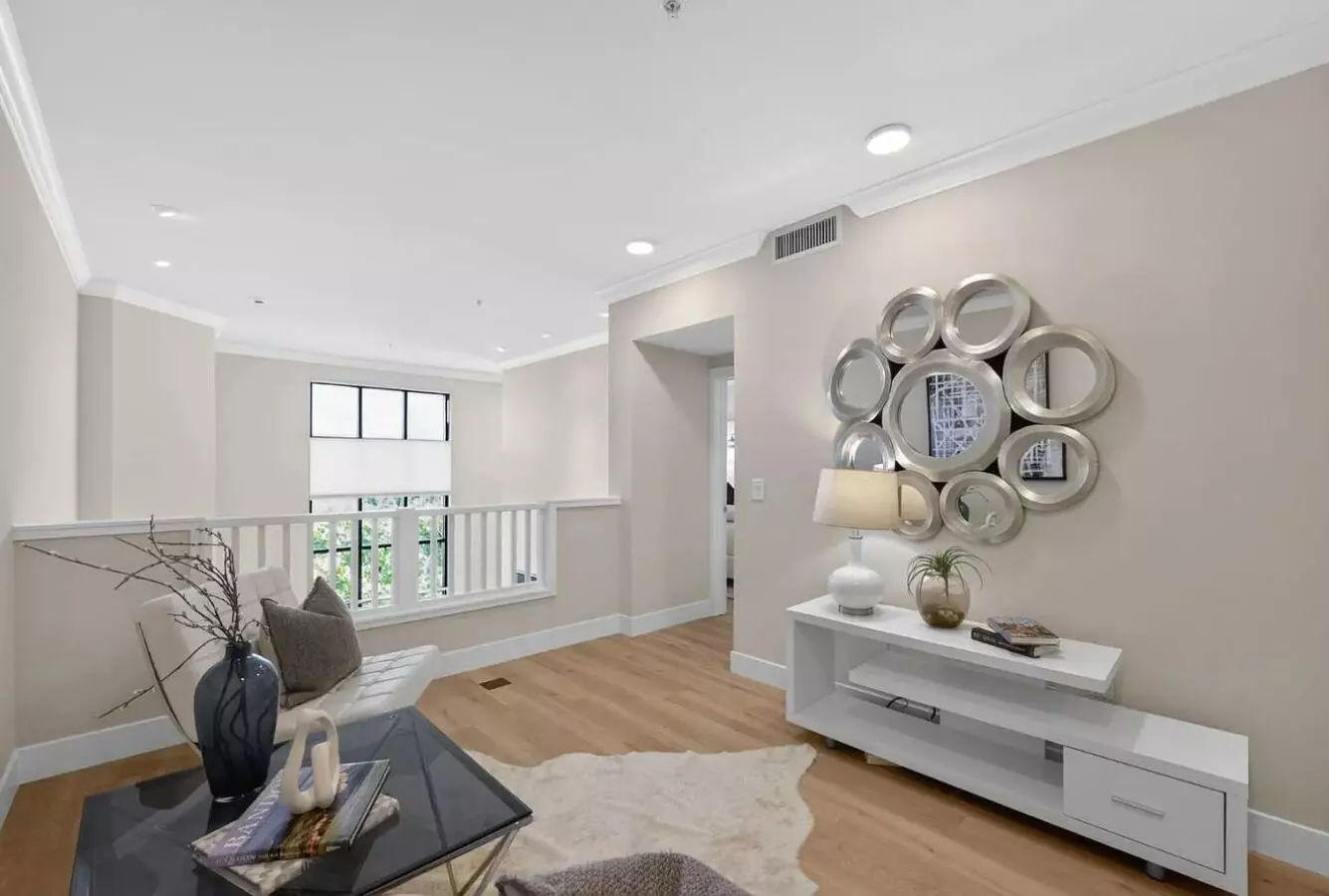 Exquisite Downtown San Mateo Living photo 5
