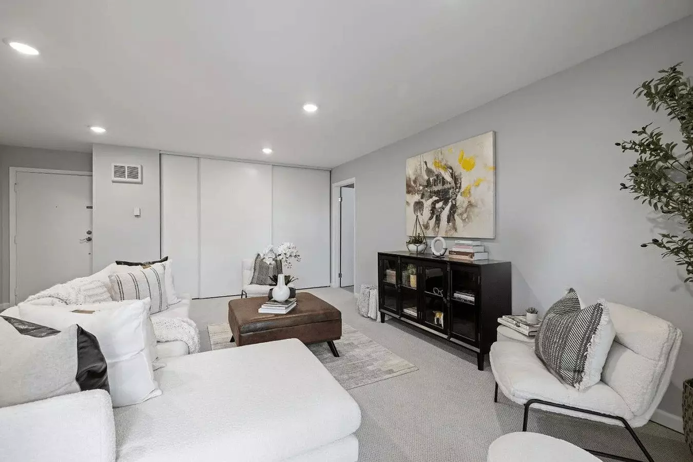 Fully Updated With Balcony &amp; Resort-style Woodlake Amenities photo 3