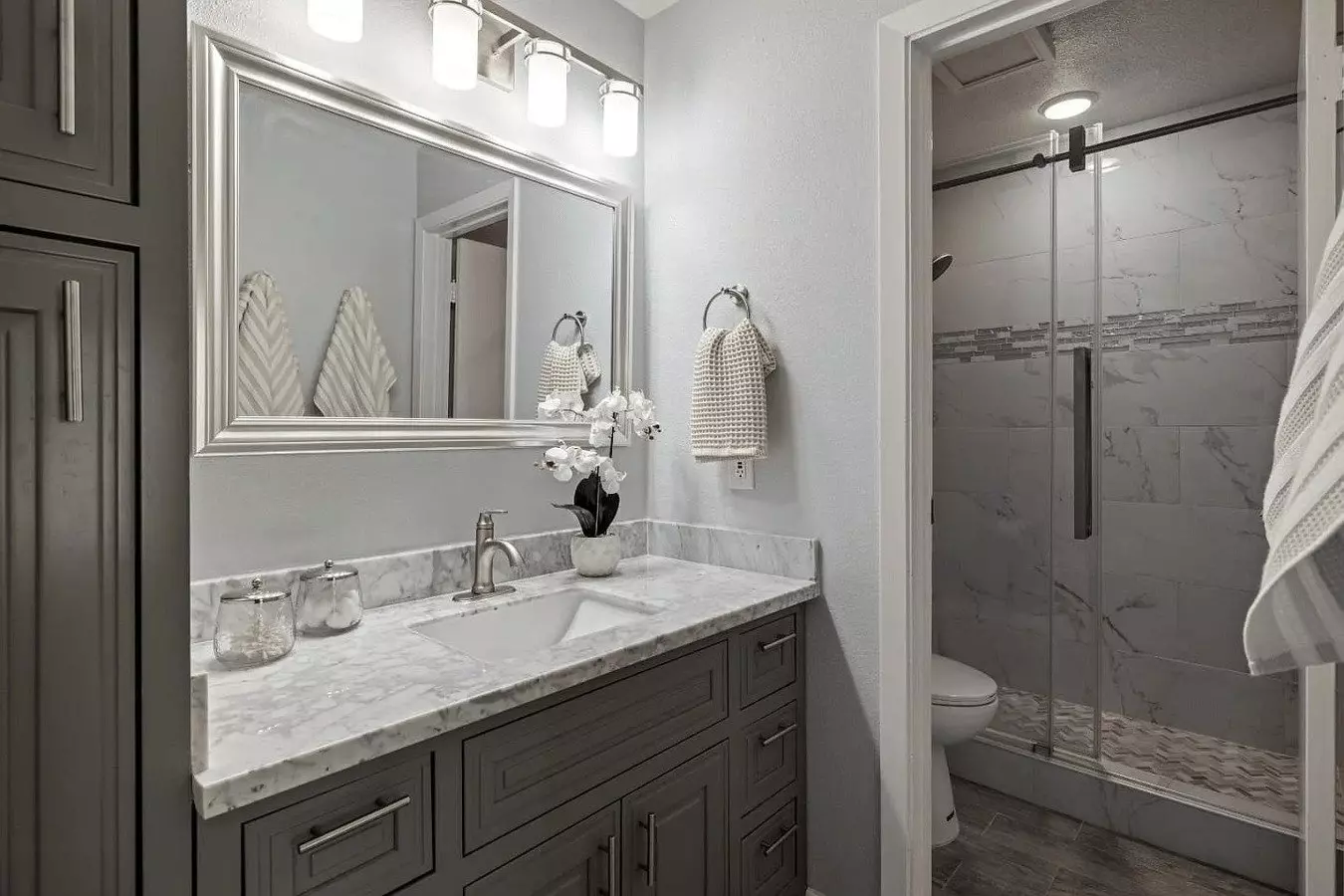 Fully Updated With Balcony &amp; Resort-style Woodlake Amenities photo 4