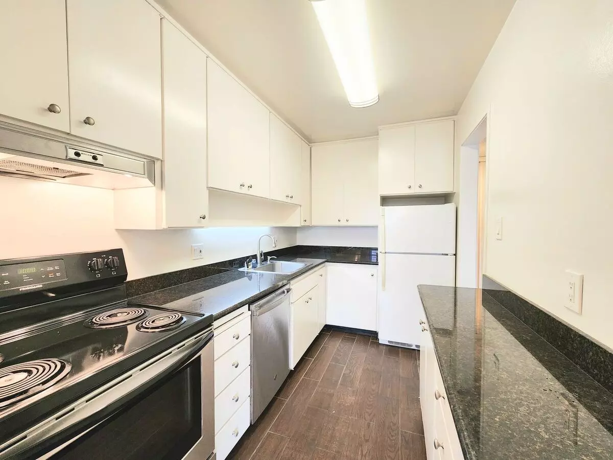 Top Floor Woodlake Condo, Corner Location photo 4
