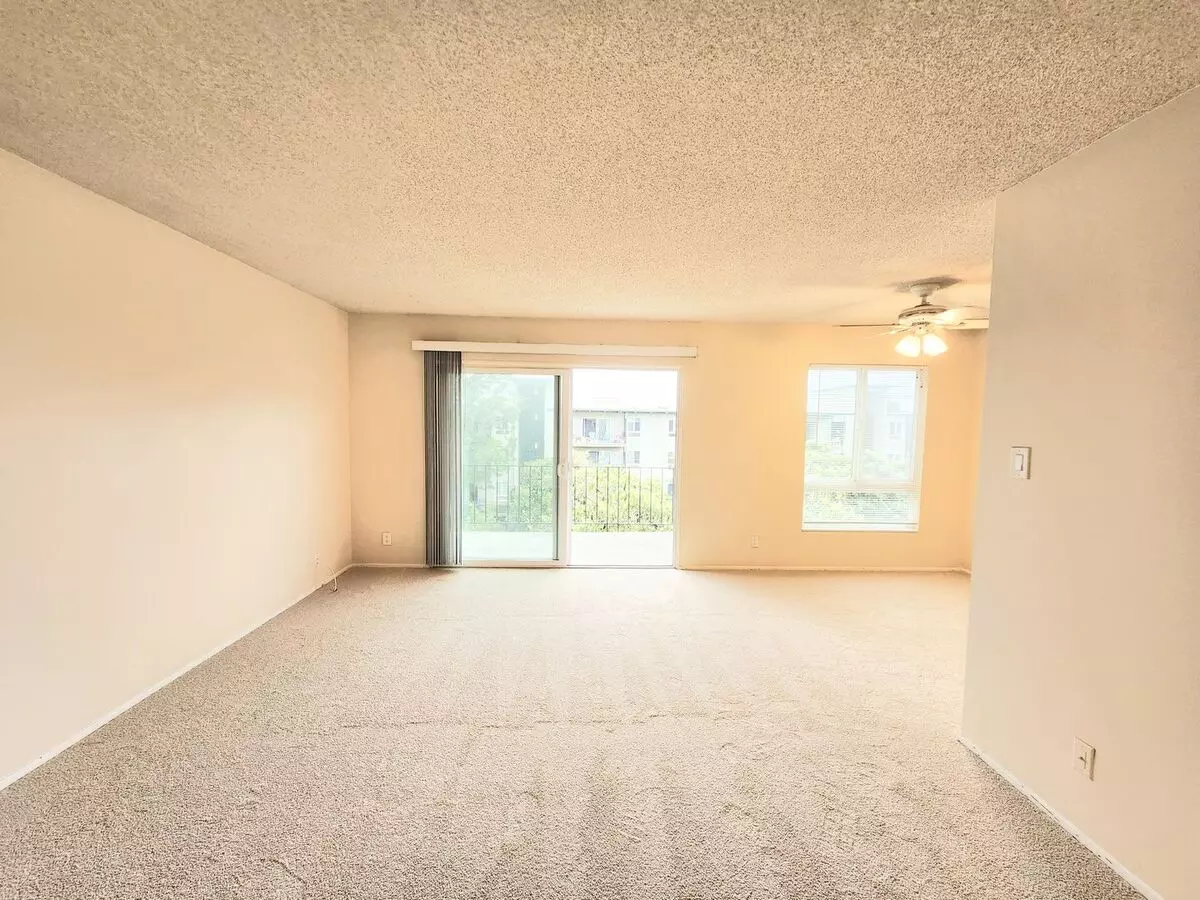 Top Floor Woodlake Condo, Corner Location photo 5