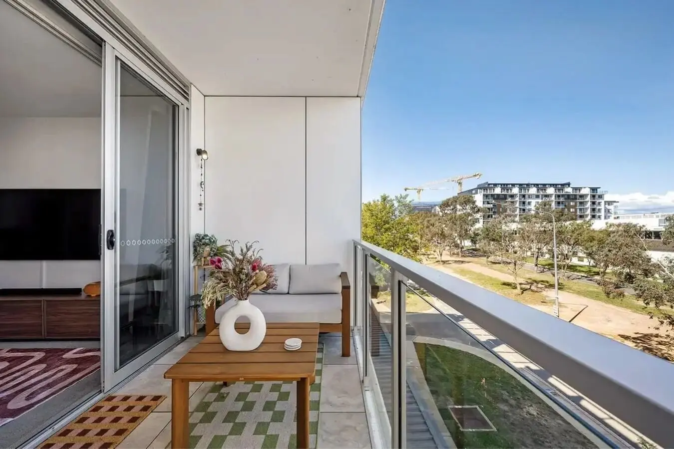 1 Bedroom/ Condominium photo 2
