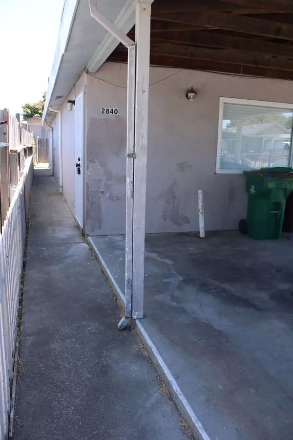 Three Bedroom, One Bathroom House in San Pablo with Laundry Room photo 2