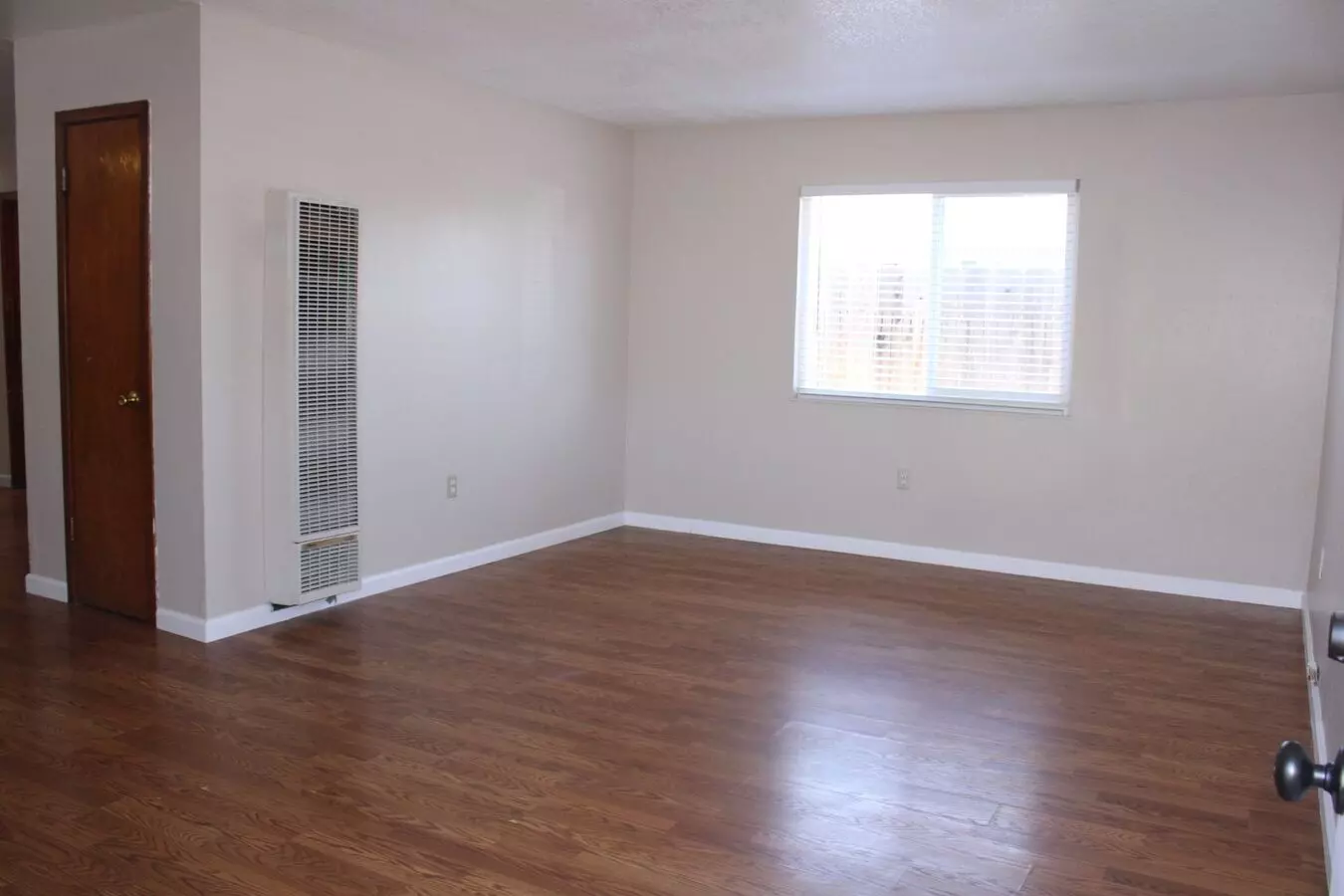 Three Bedroom, One Bathroom House in San Pablo with Laundry Room photo 3