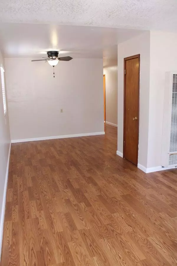 Three Bedroom, One Bathroom House in San Pablo with Laundry Room photo 4
