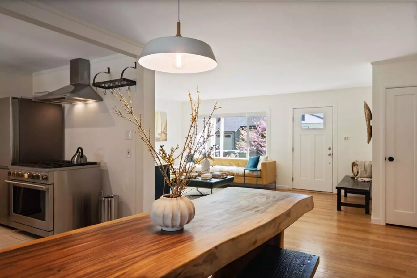 Bret Harte Gem Offering Comfort, Style &amp; Convenience! Ev Charging! Decks! Foundation photo 3