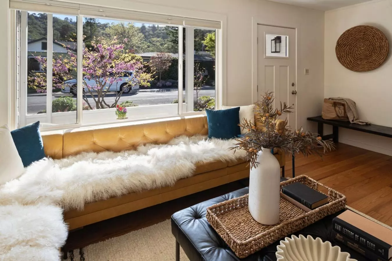 Bret Harte Gem Offering Comfort, Style &amp; Convenience! Ev Charging! Decks! Foundation photo 5