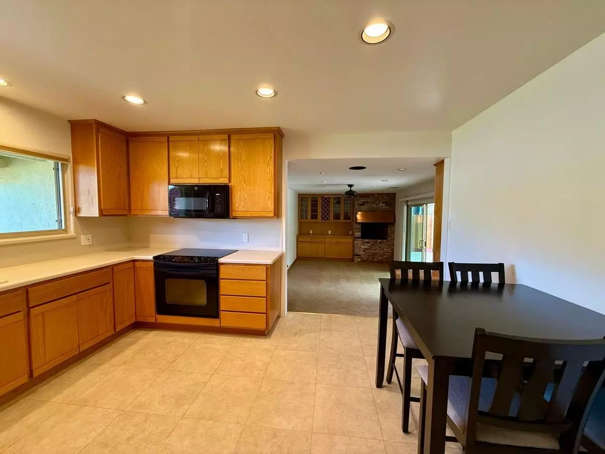 Three Bed / Two Bath Single Level Terra Linda Home With Family Room And A/c photo 5