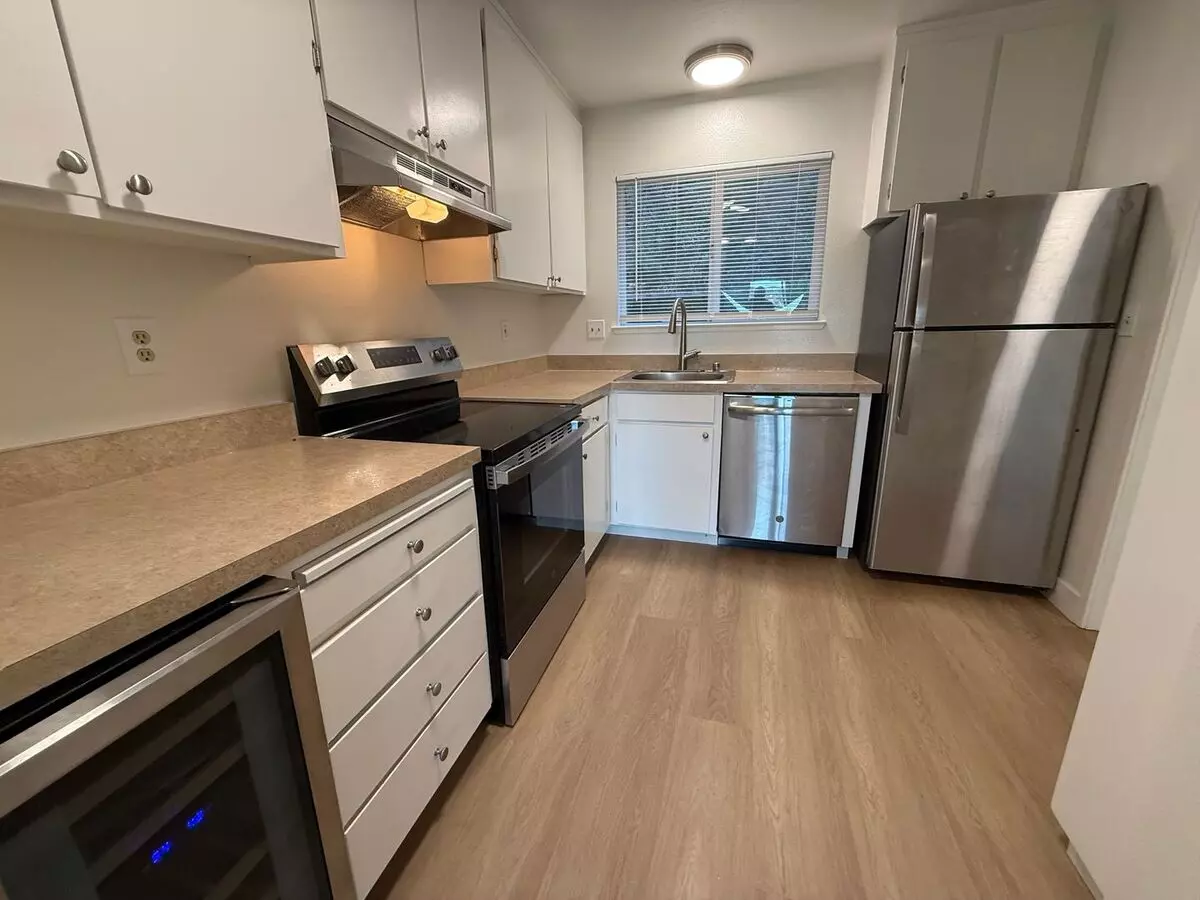 Updated 2 Bedroom End Unit 2-story Condo With Great Views In San Rafael photo 4