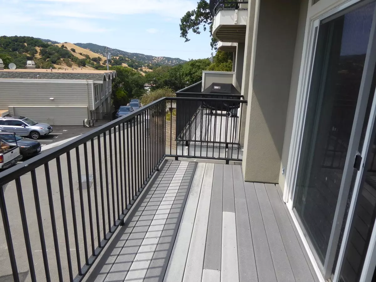 Updated 2 Bedroom End Unit 2-story Condo With Great Views In San Rafael photo 2