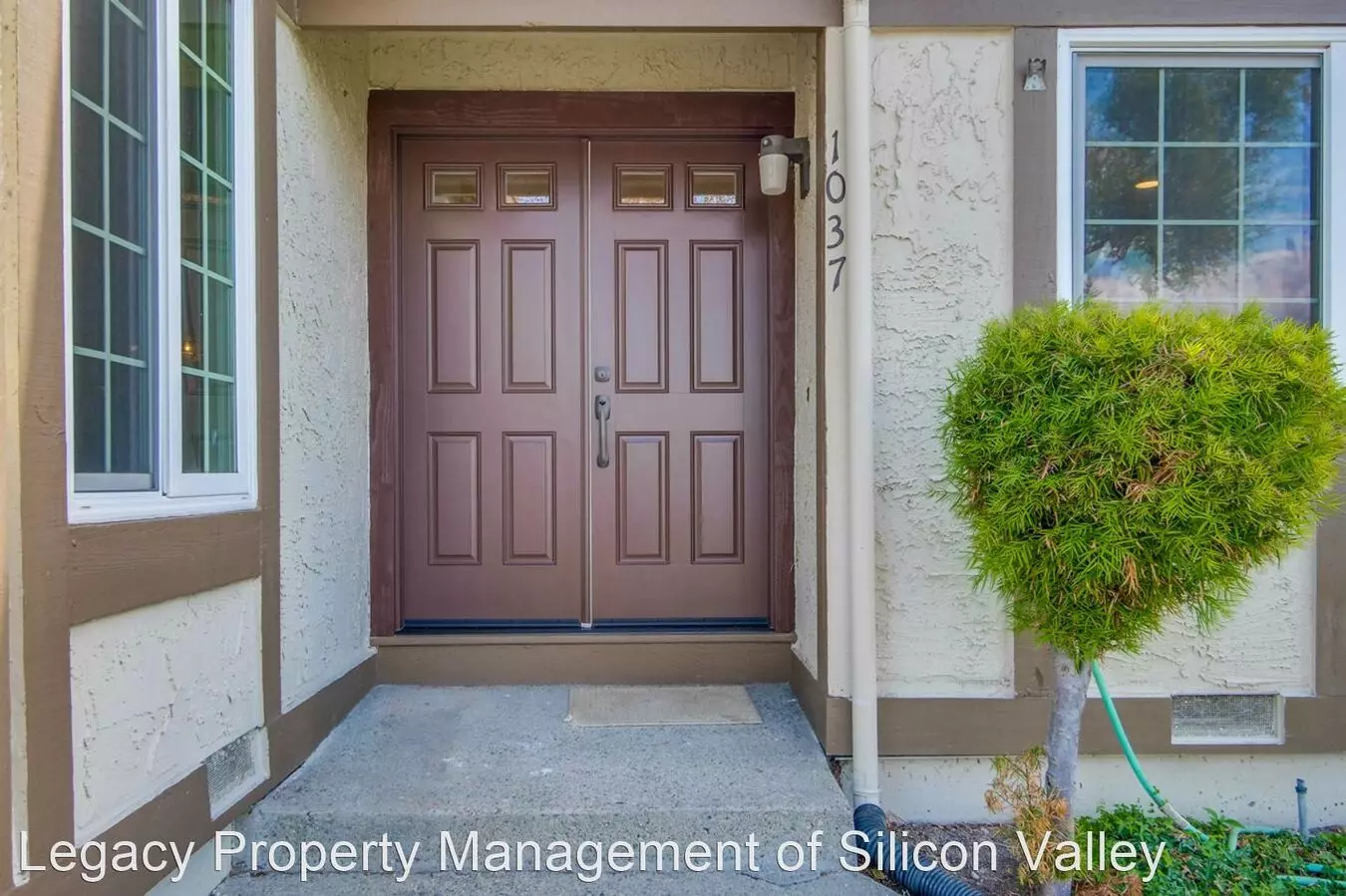 1037 Las Palmas Dr photo 2