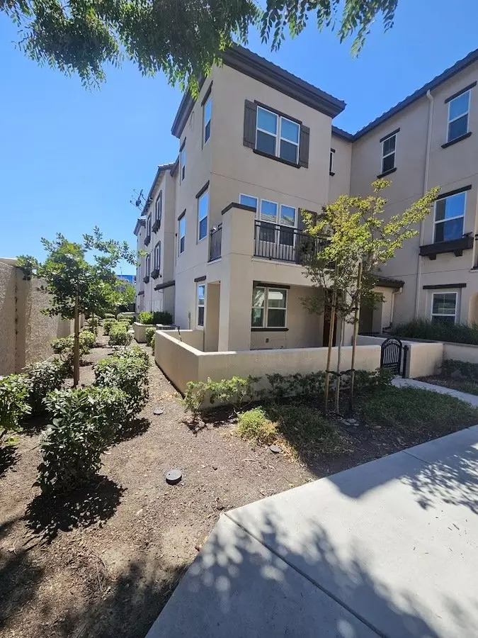 1574 Pratt Pl photo 2