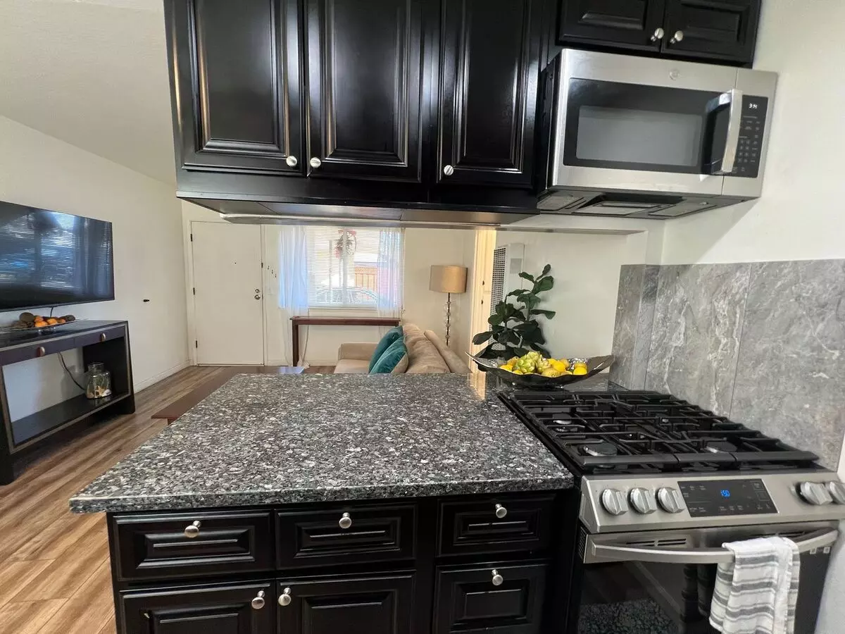 2345 Sutter Ave photo 5