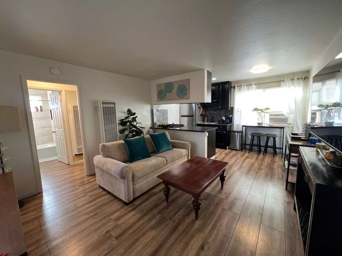 2345 Sutter Ave photo 3