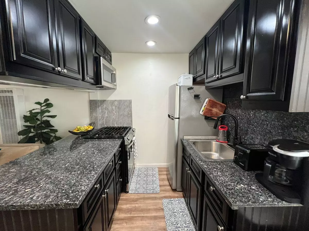 2345 Sutter Ave photo 4