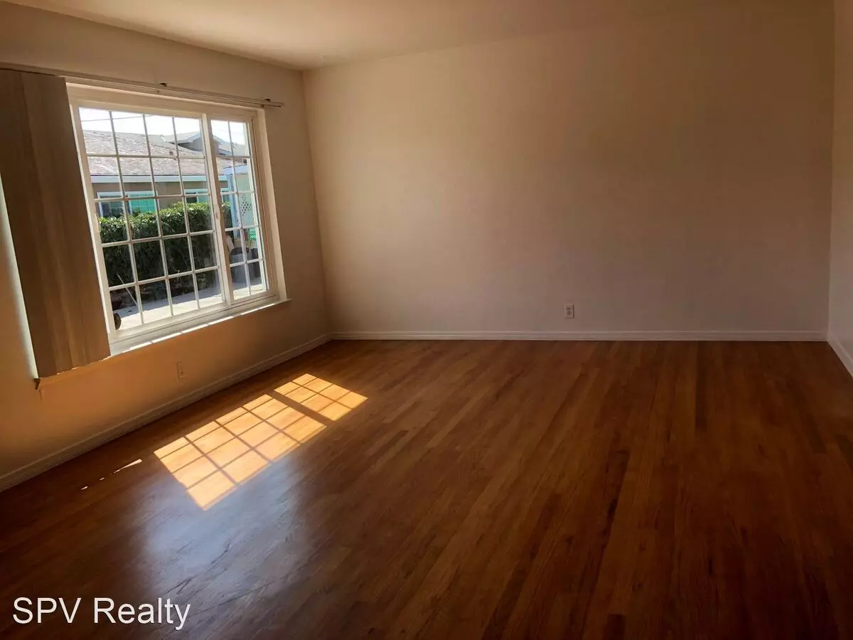 2366-2368 Patricia Dr photo 3