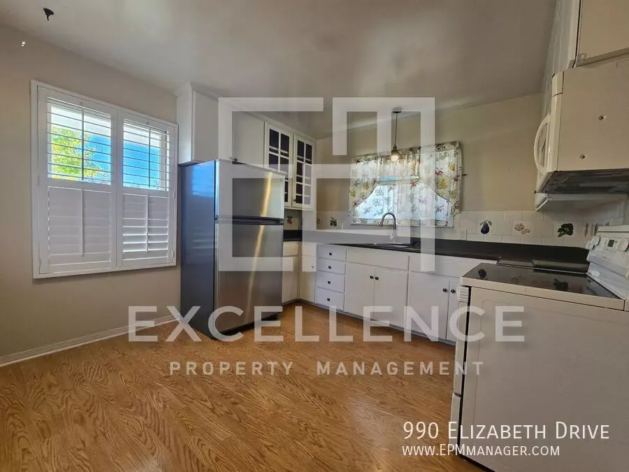4/2 House With Yard, Hardwood Floors, Pets Negotible photo 2