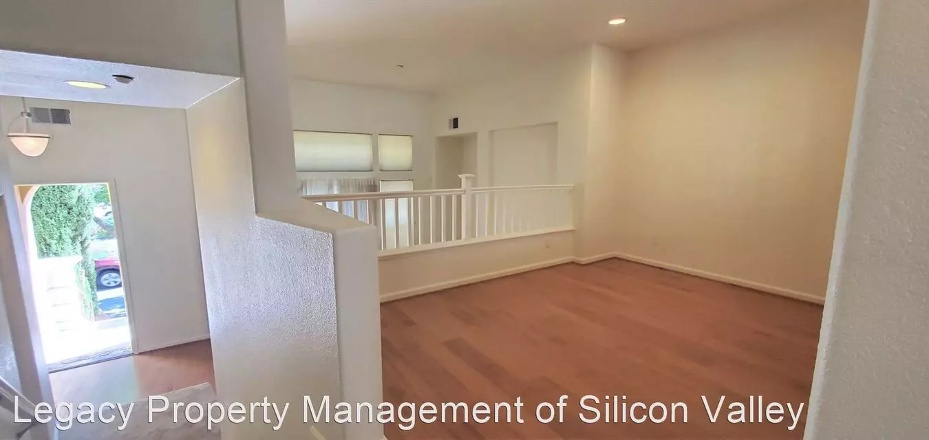 GORGEOUS 3 Bed/2.5 Bath Townhome in RIVERMARK - Santa Clara photo 2