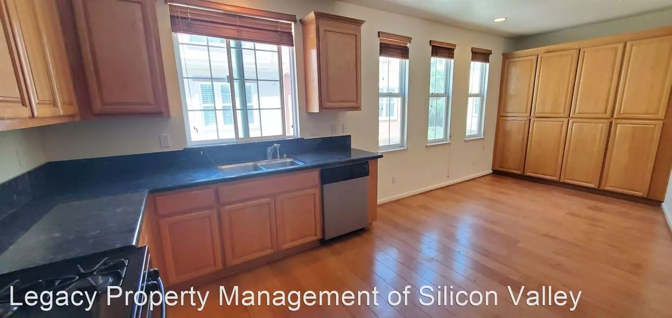 GORGEOUS 3 Bed/2.5 Bath Townhome in RIVERMARK - Santa Clara photo 3