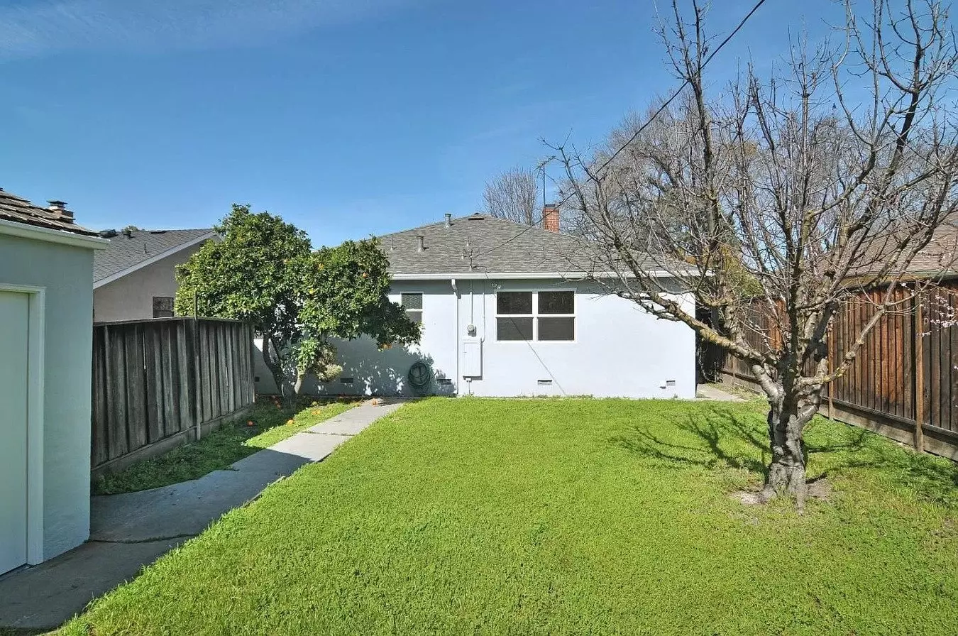 910 Poplar St photo 3