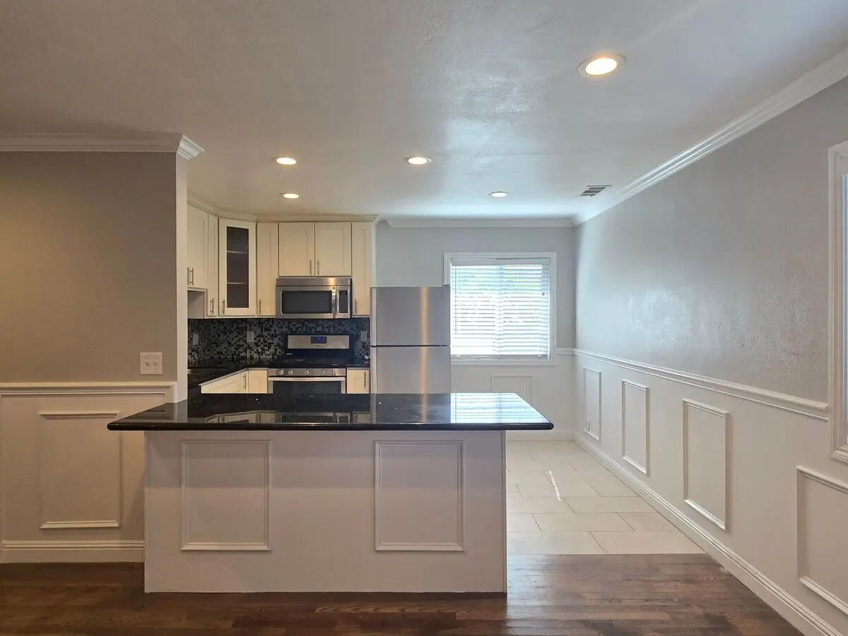 Modern 2 Bedroom Apartment In Desirable Santa Clara, Open Kitchen, Wood Floors, A/c! photo 2