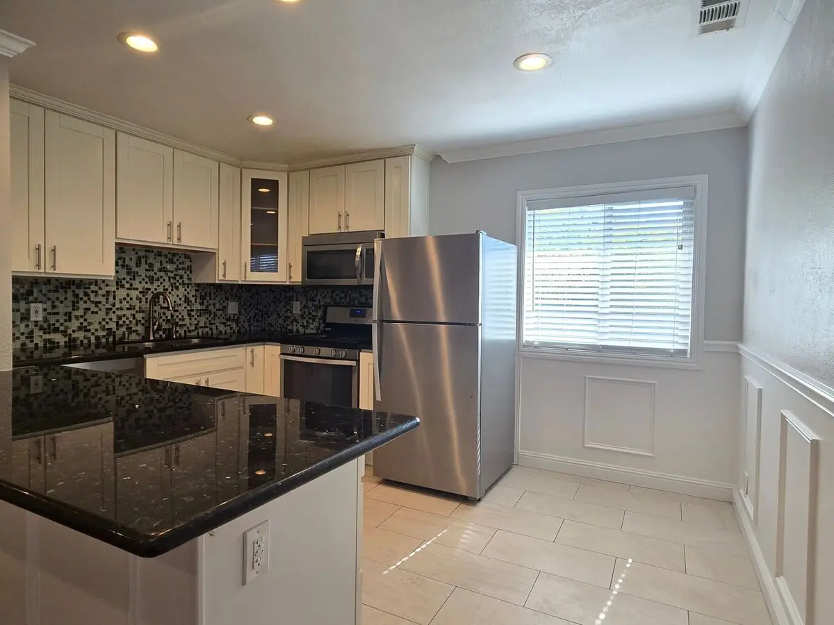 Modern 2 Bedroom Apartment In Desirable Santa Clara, Open Kitchen, Wood Floors, A/c! photo 4